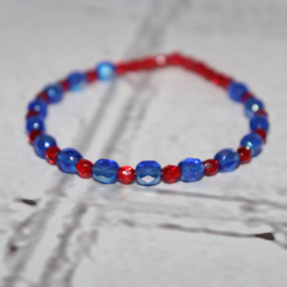 Beautiful NWOT Red and Blue Glass Crystal Beaded Bracelet 7"